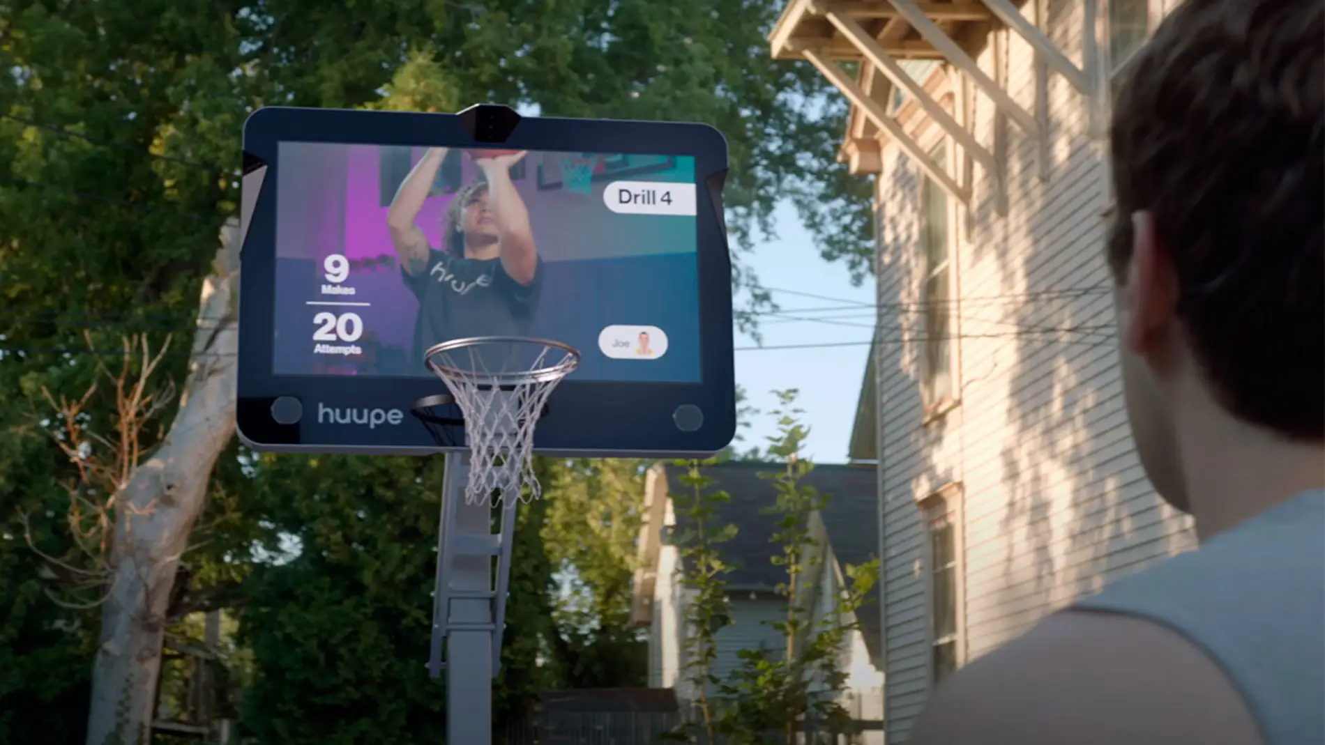 Así es el primer tablero de baloncesto con pantalla HD integrada