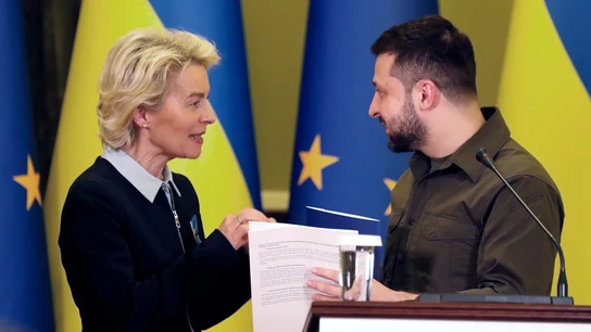 El presidente de Ucrania recibe un cuestionario para comenzar el proceso de consideración de la solicitud de ingreso de su país en la Unión Europea por parte de Ursula von der Leyen El presidente de Ucrania recibe un cuestionario para comenzar el proceso de consideración de la solicitud de ingreso de su país en la Unión Europea por parte de Ursula von der Leyen