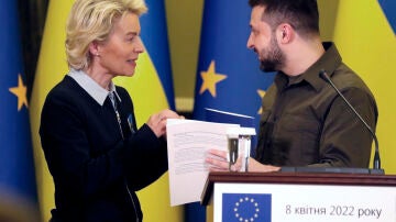 El presidente de Ucrania recibe un cuestionario para comenzar el proceso de consideración de la solicitud de ingreso de su país en la Unión Europea por parte de Ursula von der Leyen