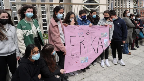Los compañeros de instituto de Erika, la niña de 14 años asesinada el pasado martes en su edificio de Oviedo Los compañeros de instituto de Erika, la niña de 14 años asesinada el pasado martes en su edificio de Oviedo