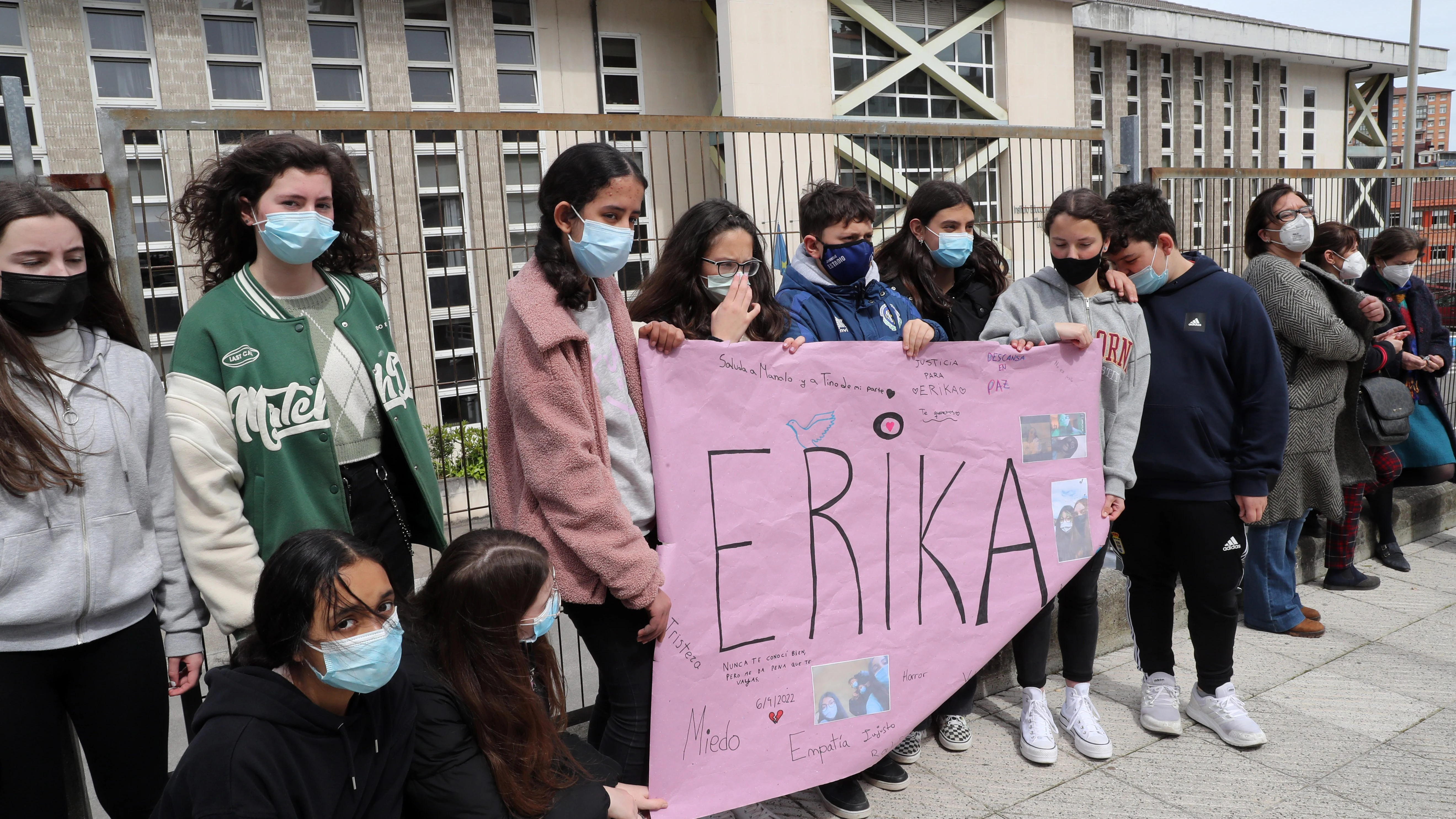 Los compañeros de instituto de Erika, la niña de 14 años asesinada el pasado martes en su edificio de Oviedo