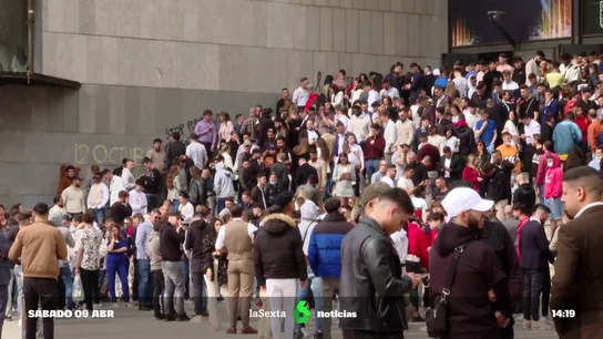 Jóvenes en un evento de una criptosecta Jóvenes en un evento de una criptosecta