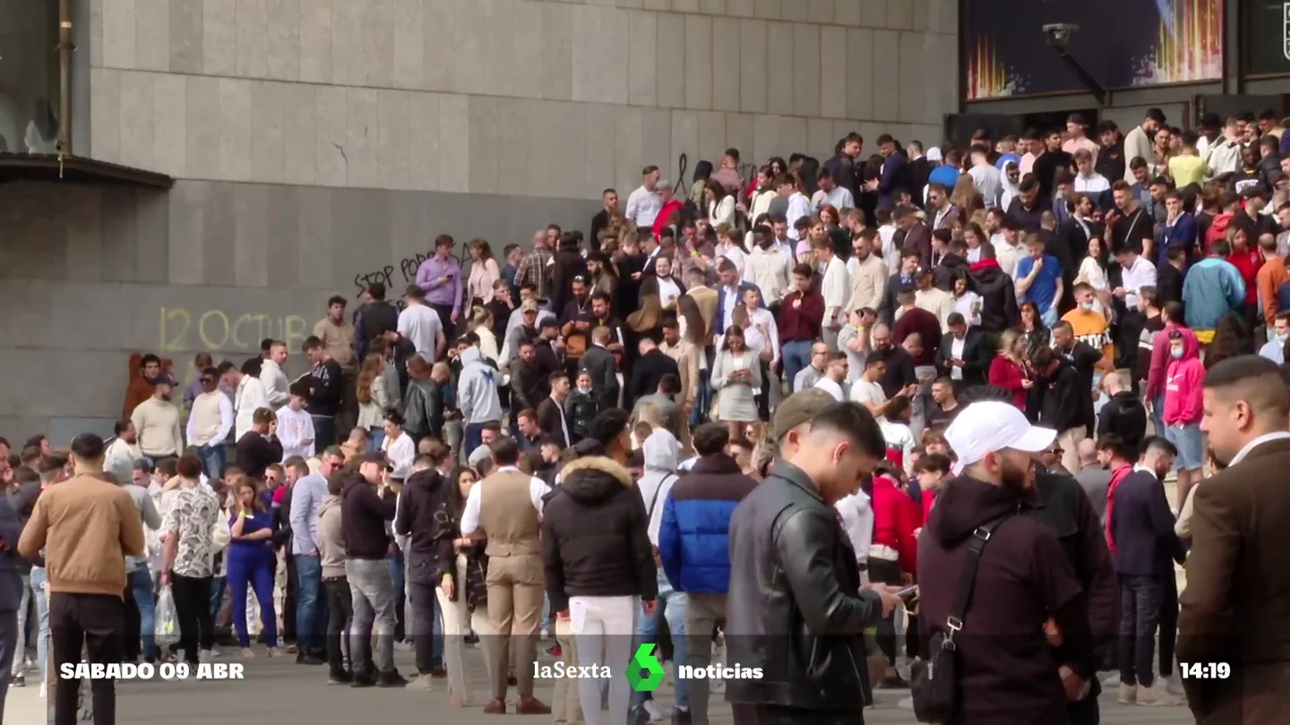 Jóvenes en un evento de una criptosecta Jóvenes en un evento de una criptosecta