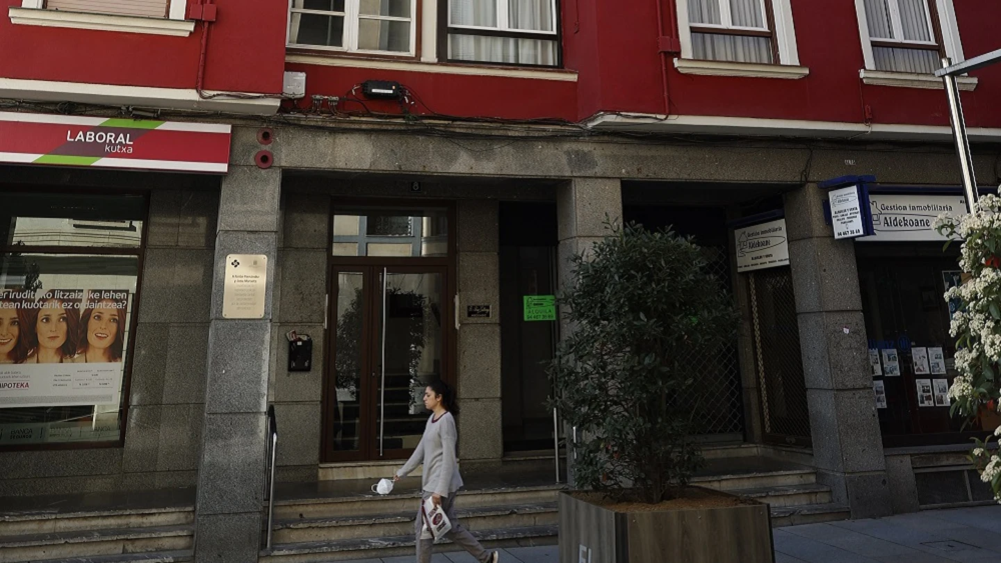 Portal del edificio donde un hombre ha sido detenido por matar a su hermano Portal del edificio donde un hombre ha sido detenido por matar a su hermano