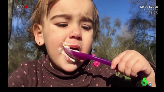 Niña tomando un yogurt con azúcar Niña tomando un yogurt con azúcar