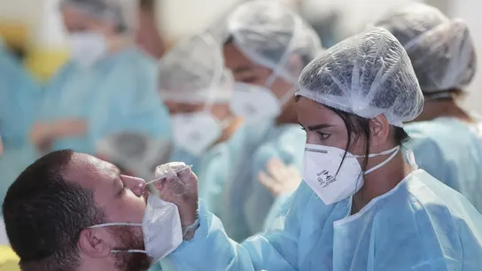 Fotografía de archivo de la realización de un test de COVID-19 en Brasil Fotografía de archivo de la realización de un test de COVID-19 en Brasil