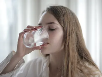 Mujer bebiendo un vaso de agua. Mujer bebiendo un vaso de agua.