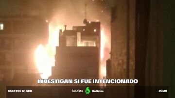 Una explosión en Barcelona provoca un incendio que afecta a ocho edificios y deja al menos cuatro heridos
