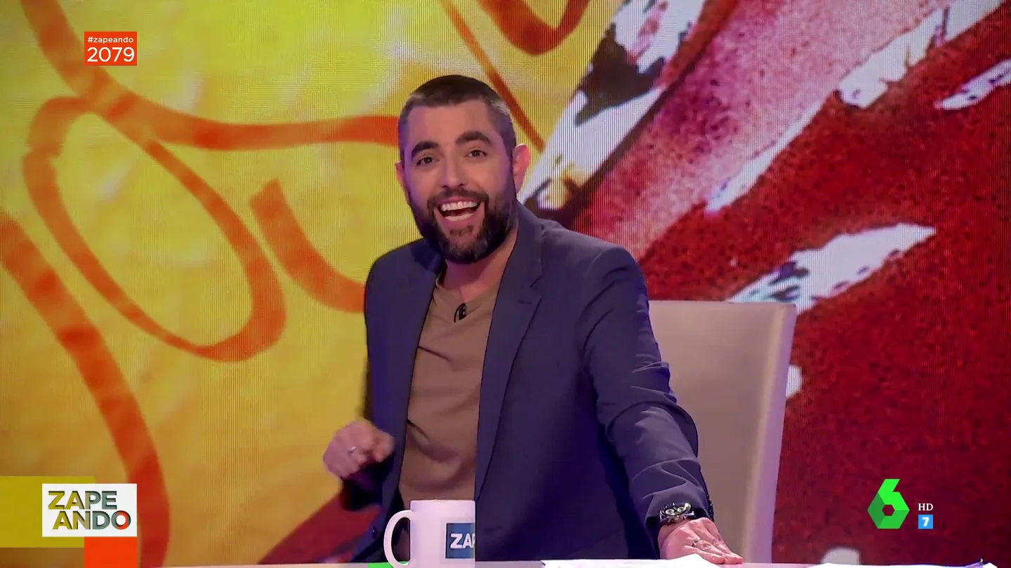 El vacile de un realizador a Dani Mateo en directo: "Qué cabrón, me ha dejado una hora así intentando hablar" El vacile de un realizador a Dani Mateo en directo: "Qué cabrón, me ha dejado una hora así intentando hablar"