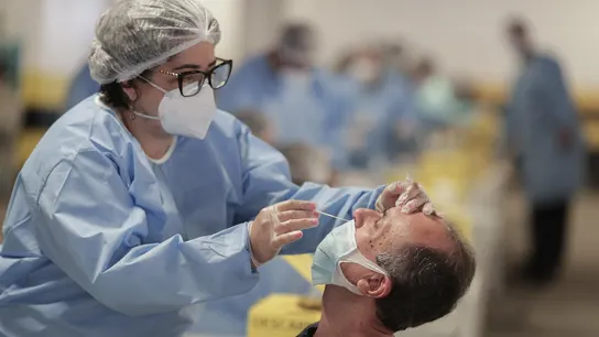 Personal sanitario realiza una PCR. Personal sanitario realiza una PCR. / Efe