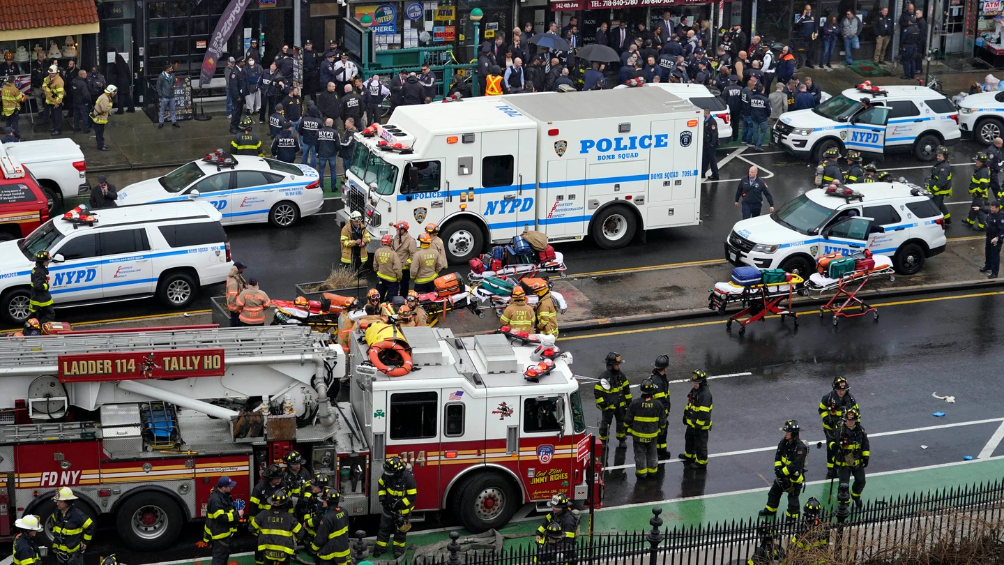 Al menos 29 heridos en un tiroteo en un andén del metro de Brooklyn (Nueva York) Al menos 29 heridos en un tiroteo en un andén del metro de Brooklyn (Nueva York)