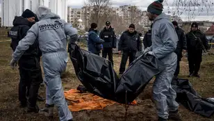 Personas cargando a un muerto en la guerra en Ucrania