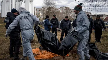 Personas cargando a un muerto en la guerra en Ucrania