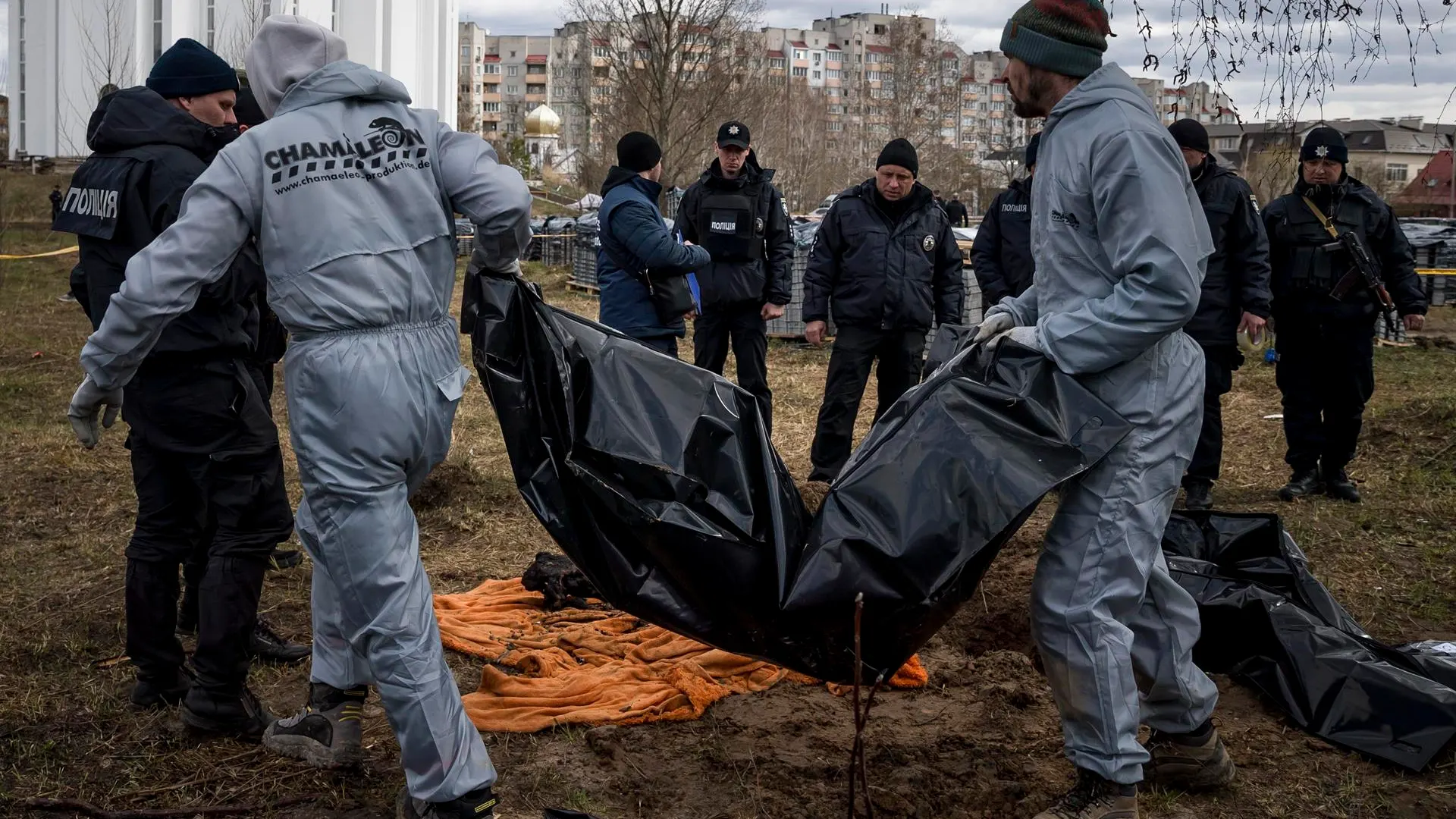 Personas cargando a un muerto en la guerra en Ucrania | Foto: EFE/ Miguel Gutiérrez