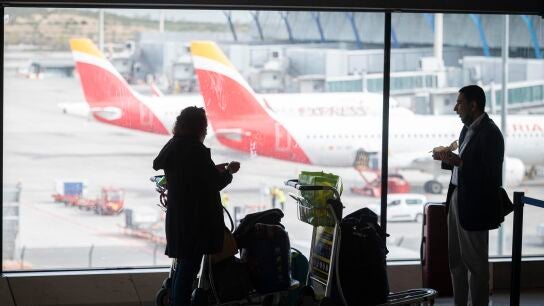 Varias personas en la terminal 4 del aeropuerto de Adolfo Su&aacute;rez- Madrid Barajas. / Efe