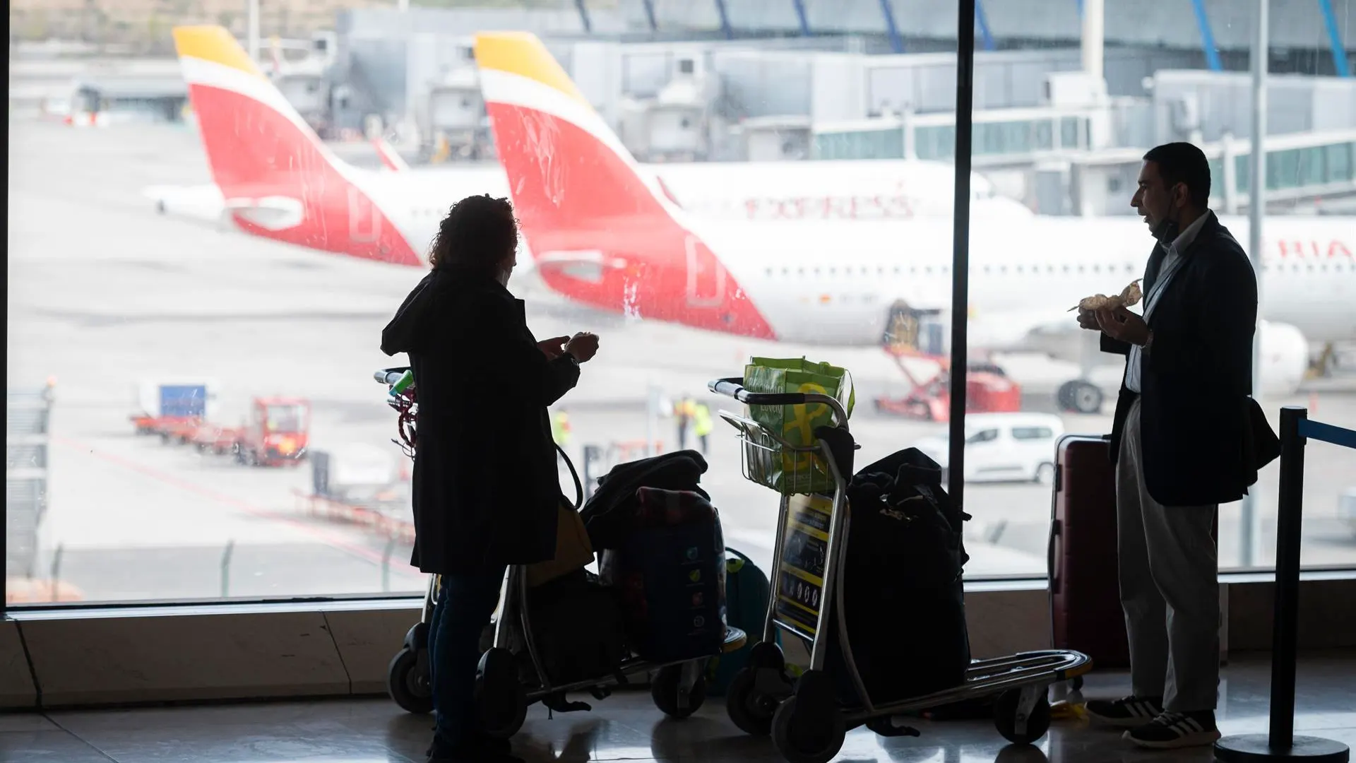 Varias personas en la terminal 4 del aeropuerto de Adolfo Suárez- Madrid Barajas. / Efe