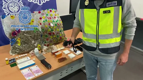 Detenidos en Alicante los padres de un menor al que obligaban bajo maltrato físico a traficar en el instituto Detenidos en Alicante los padres de un menor al que obligaban bajo maltrato físico a traficar en el instituto