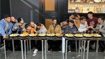 Un grupo de chicos imita 'La última cena' de Da Vinci con todos los montaditos del '100 Montaditos'