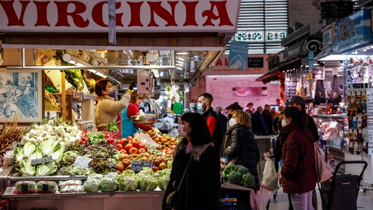 Puesto de frutería en un mercado en Valencia Puesto de frutería en un mercado en Valencia