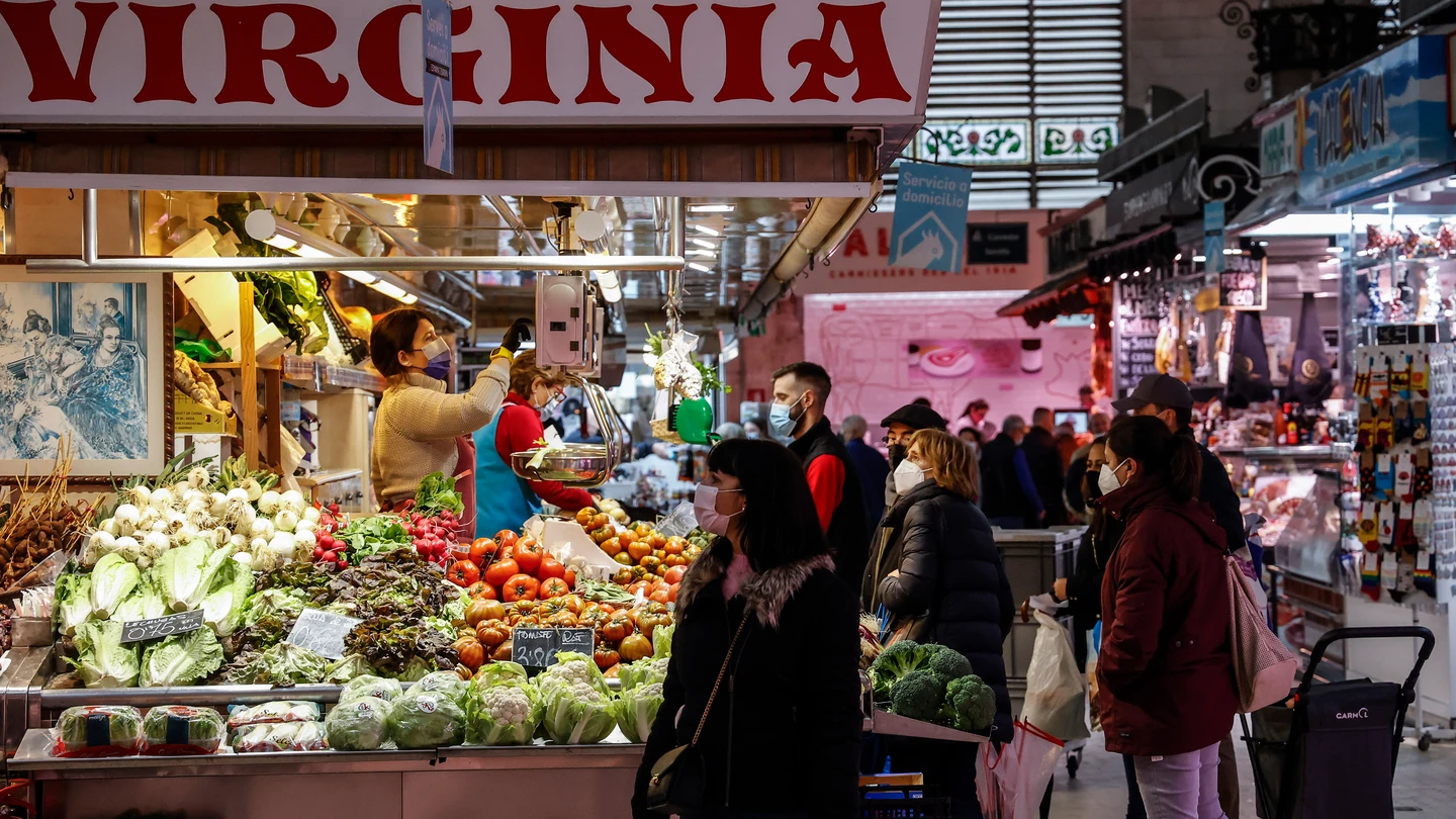 Puesto de frutería en un mercado en Valencia Puesto de frutería en un mercado en Valencia