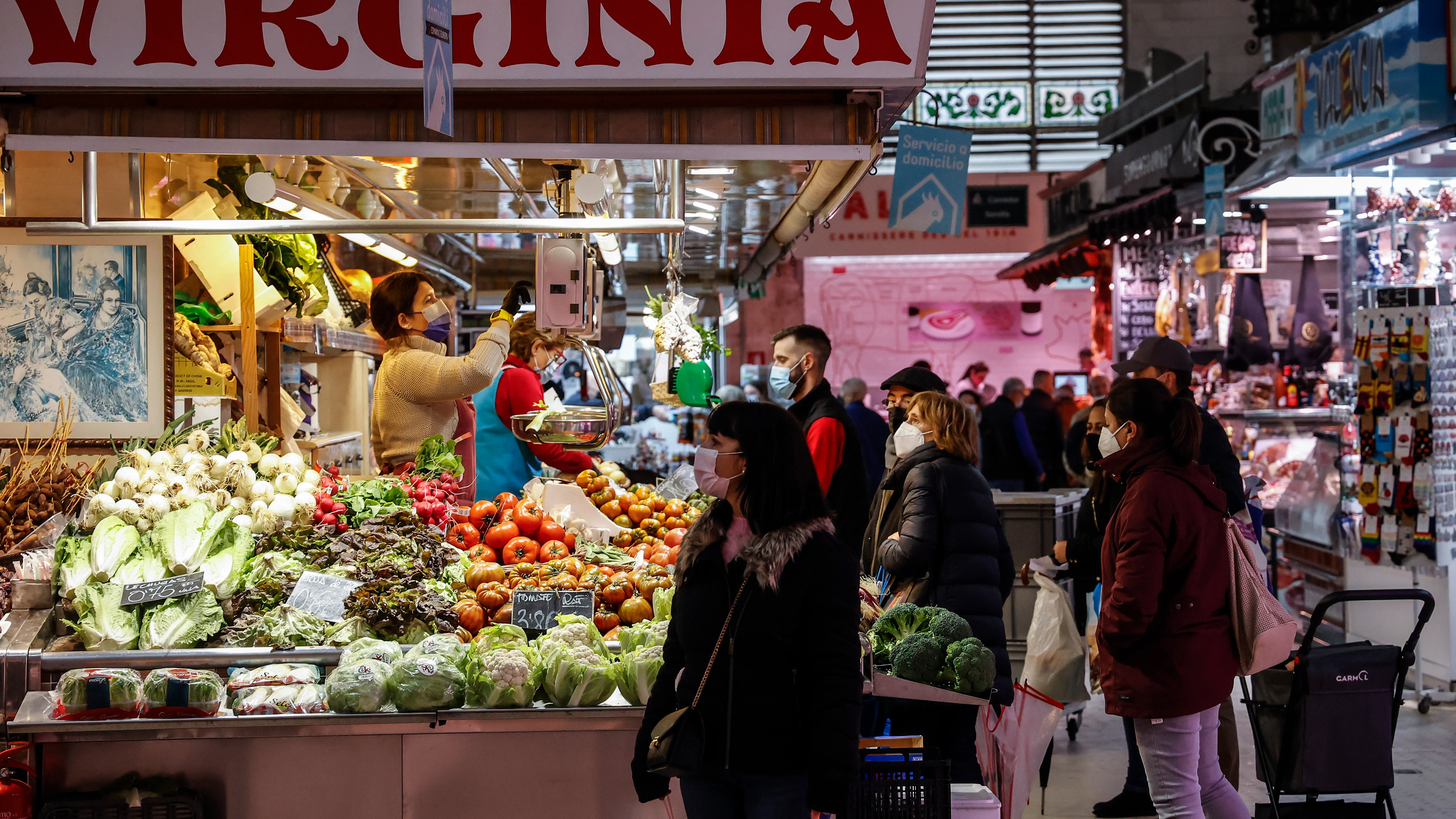 Puesto de frutería en un mercado en Valencia