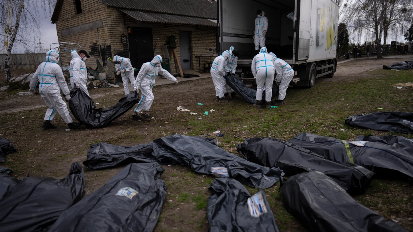 Voluntarios cargan los cadáveres de civiles asesinados en Bucha para llevarlos a la morgue. Voluntarios cargan los cadáveres de civiles asesinados en Bucha para llevarlos a la morgue.