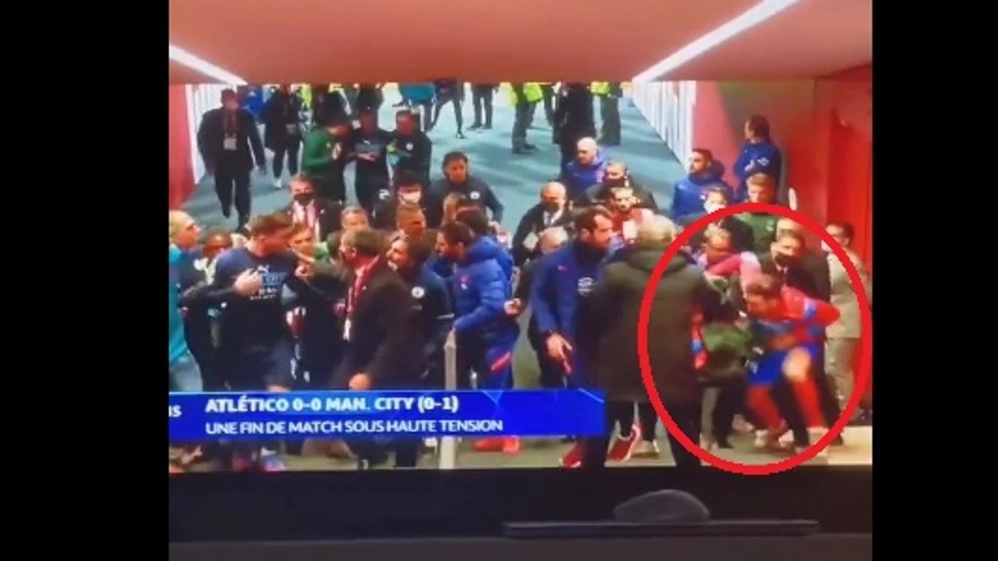 "A pegar patadas y a defender a vuestra p*** casa": así comenzó el enfrentamiento entre Savic, Vrsaljko y Grealish "A pegar patadas y a defender a vuestra p*** casa": así comenzó el enfrentamiento entre Savic, Vrsaljko y Grealish