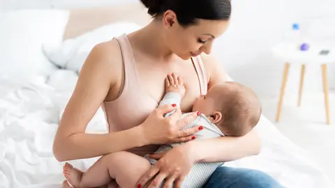 Madre dando el pecho a su bebé Madre dando el pecho a su bebé