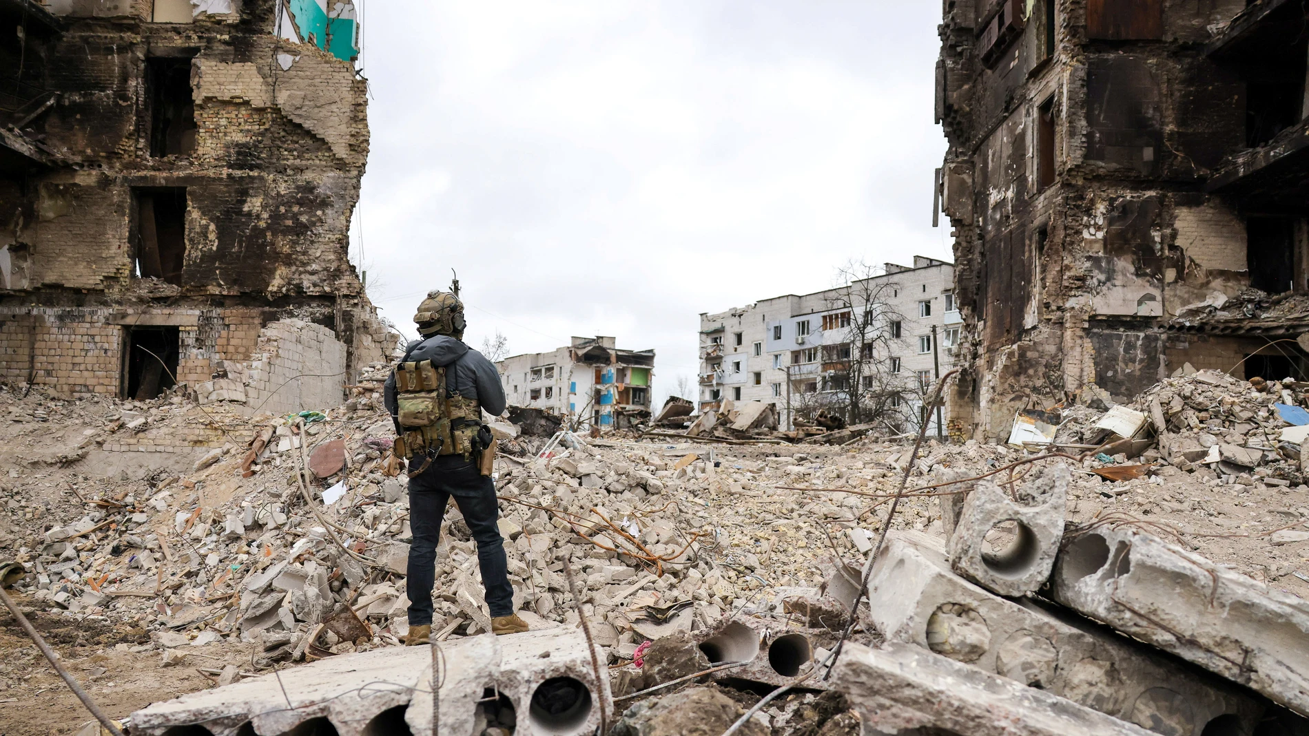 Una persona observa los destrozos de los ataques rusos en Borodianka