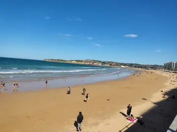 Gente en la playa de San Lorenzo de Gijón.