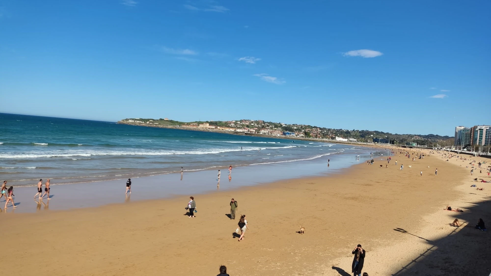 Gente en la playa de San Lorenzo de Gijón.