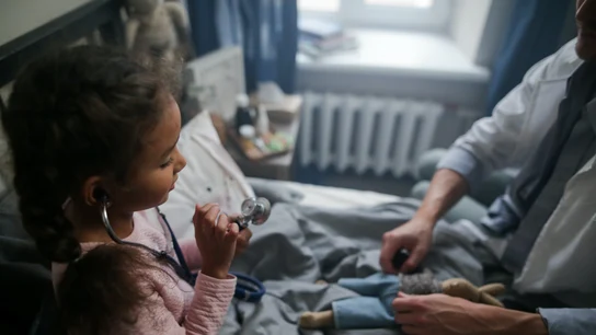 Imagen de archivo de una niño con un médico. Imagen de archivo de una niño con un médico. / Pexels