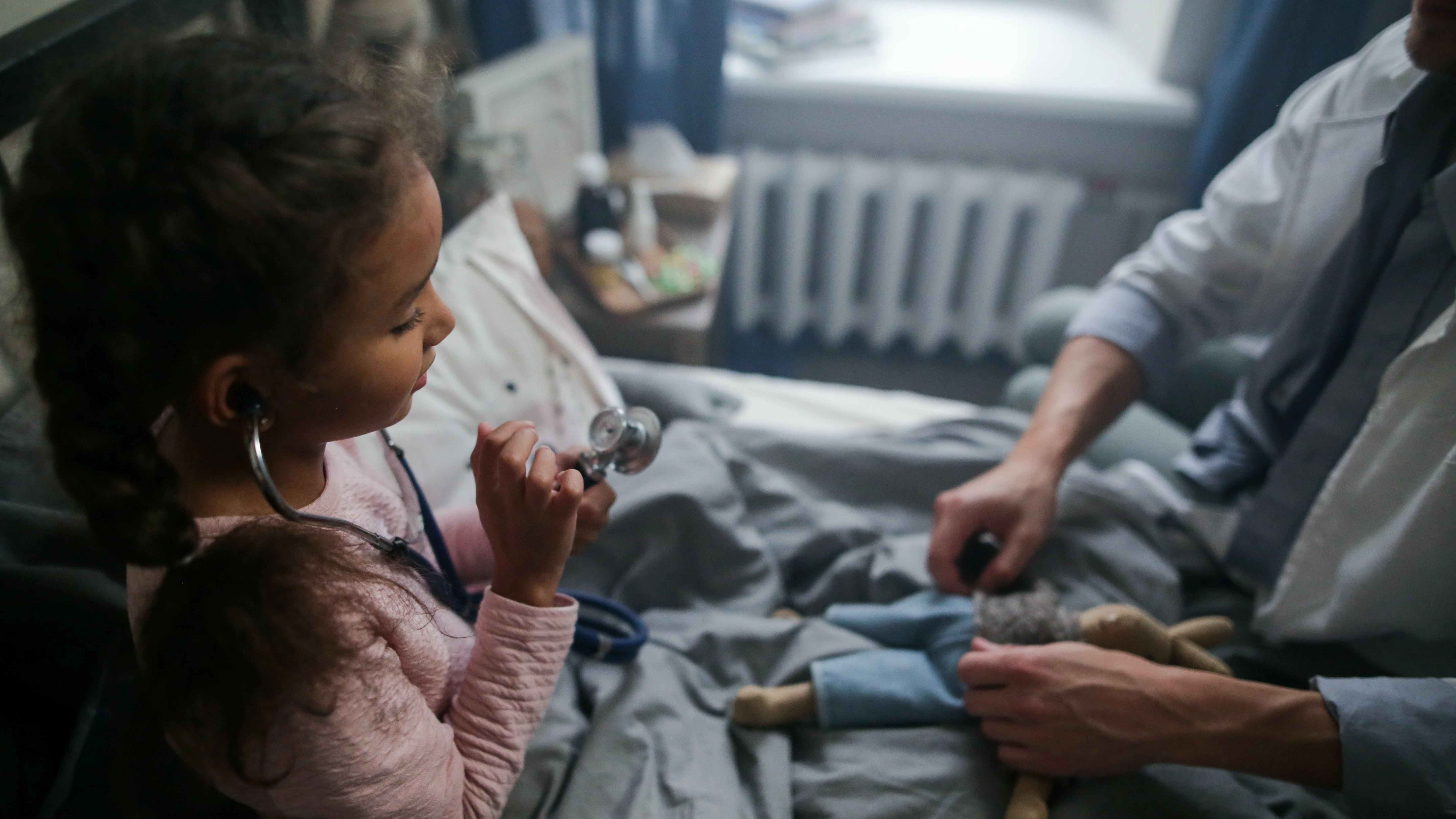 Imagen de archivo de una niño con un médico. / Pexels