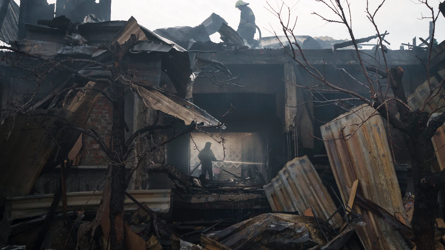 Los bomberos apagan un incendio provocado por las bombas rusas en Járkov. Los bomberos apagan un incendio provocado por las bombas rusas en Járkov.