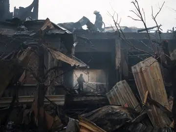 Los bomberos apagan un incendio provocado por las bombas rusas en Járkov.