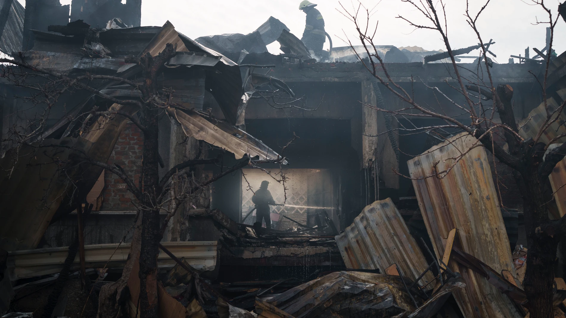 Los bomberos apagan un incendio provocado por las bombas rusas en Járkov.