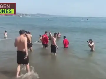 Surrealista: el vídeo de los jugadores del Eintracht bañándose en las playas de Barcelona tras eliminar a los azulgranas