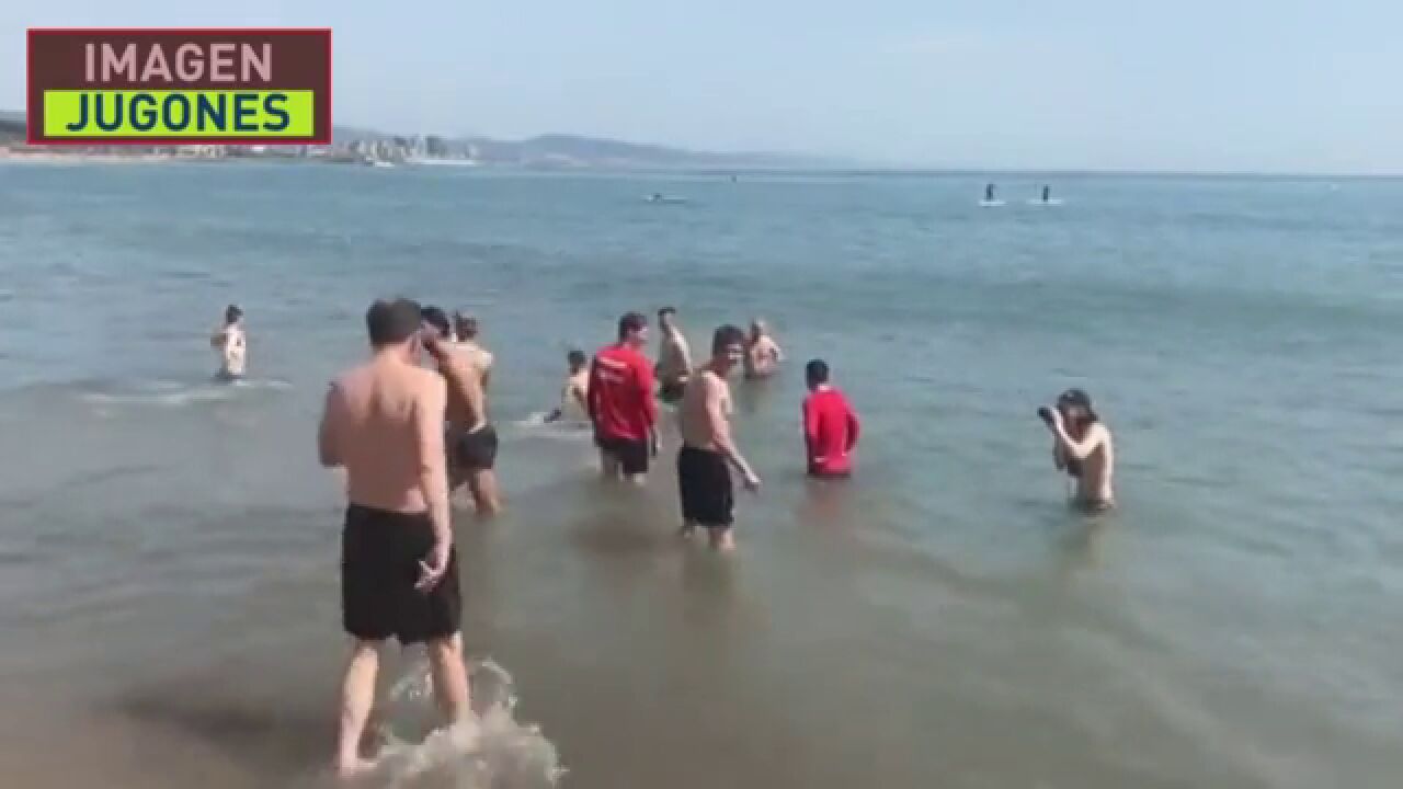 Video von Eintracht-Spielern, die am Strand von Barcelona baden, nachdem sie Azulgranas eliminiert haben