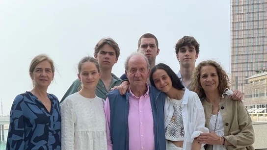 Las infantas Elena y Cristina y sus hijos visitan al rey Juan Carlos en Abu Dabi Las infantas Elena y Cristina y sus hijos visitan al rey Juan Carlos en Abu Dabi