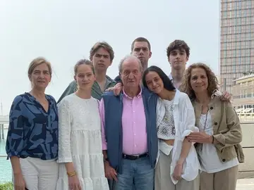 Las infantas Elena y Cristina y sus hijos visitan al rey Juan Carlos en Abu Dabi