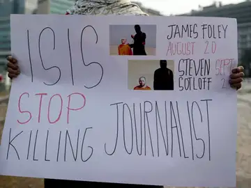 Cartel de protesta por el asesinato de los periodistas James Foley y Steven Sotloff (archivo)