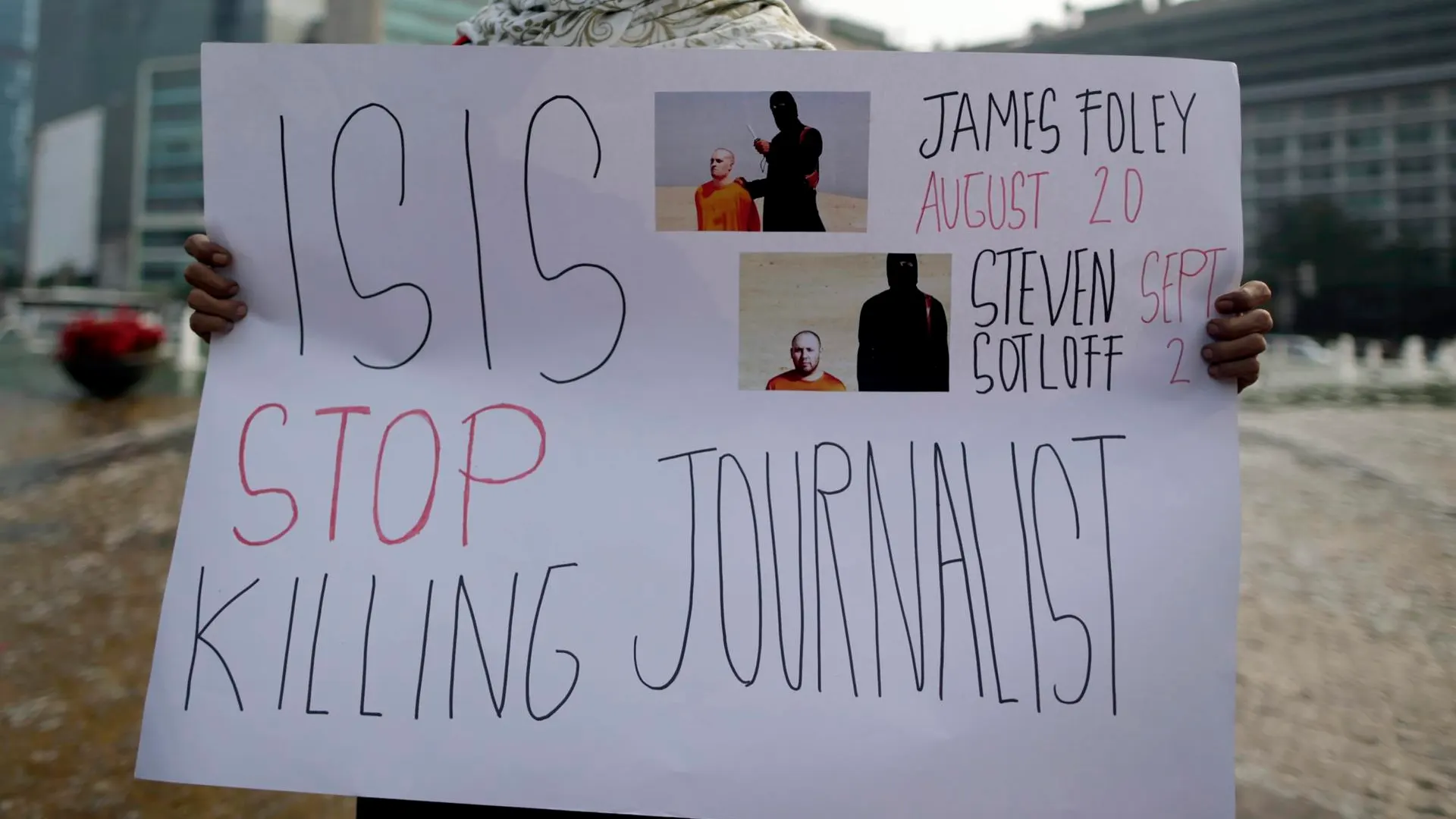 Cartel de protesta por el asesinato de los periodistas James Foley y Steven Sotloff (archivo)