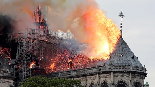 La catedral de Notre Dame, durante el incendio que sufrió el 15 de abril de 2019 La catedral de Notre Dame, durante el incendio que sufrió el 15 de abril de 2019