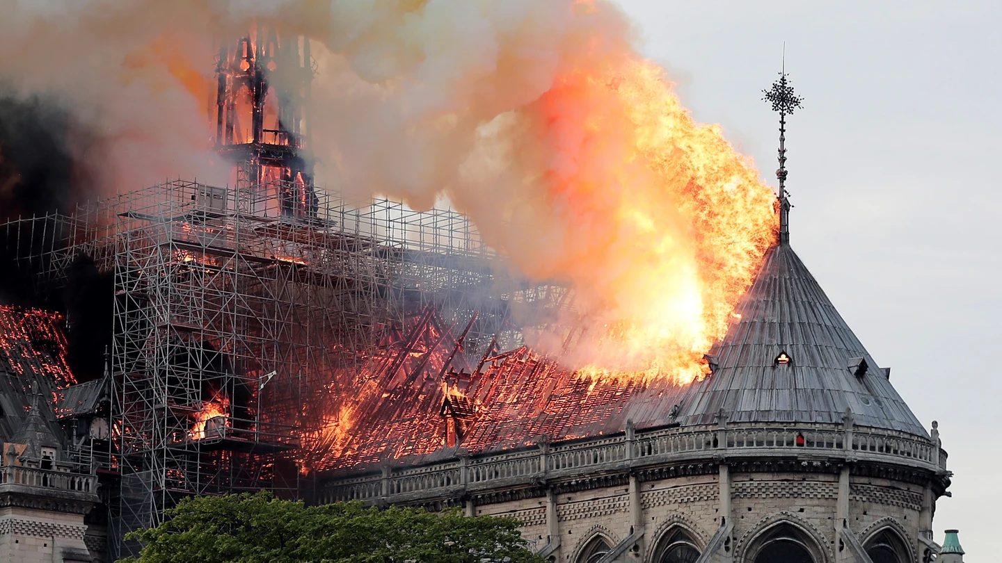 La catedral de Notre Dame, durante el incendio que sufrió el 15 de abril de 2019 La catedral de Notre Dame, durante el incendio que sufrió el 15 de abril de 2019