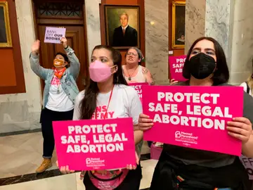 Manifestantes a favor del derecho al aborto protestan en el Capitolio de Kentucky
