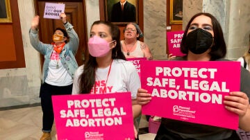 Manifestantes a favor del derecho al aborto protestan en el Capitolio de Kentucky