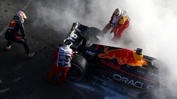 Max Verstappen, junto a su maltrecho Red Bull