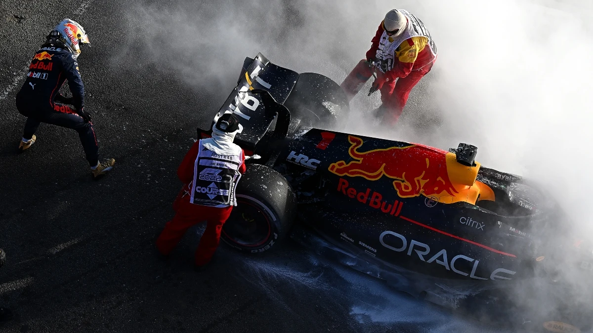 Max Verstappen, junto a su maltrecho Red Bull