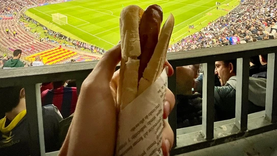 Un aficionado comiendo una salchicha en el Camp Nou Un aficionado comiendo una salchicha en el Camp Nou