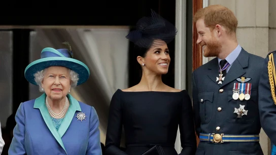 Meghan Markle y el príncipe Harry, sonrientes tras la reina Isabel II en una imagen de 2018 Meghan Markle y el príncipe Harry, sonrientes tras la reina Isabel II en una imagen de 2018